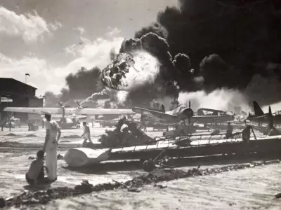 Destruccio?n-de-hangares-navales-estadounidenses-en-Pearl-Harbor--por-parte-de-la-primera-oleada-de-aviones-del-imperio-japone?s.
