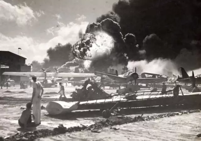 Destruccio?n-de-hangares-navales-estadounidenses-en-Pearl-Harbor--por-parte-de-la-primera-oleada-de-aviones-del-imperio-japone?s.
