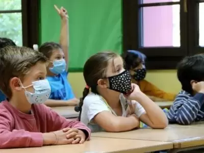 ninos-con-mascarilla-en-clase.r_d.2618-1523