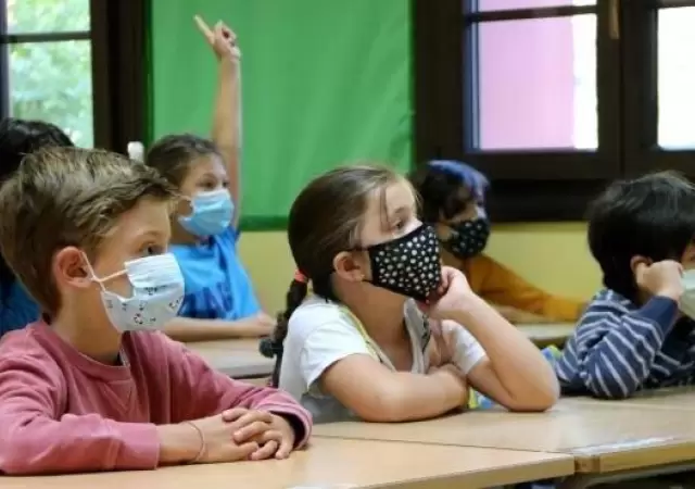 ninos-con-mascarilla-en-clase.r_d.2618-1523
