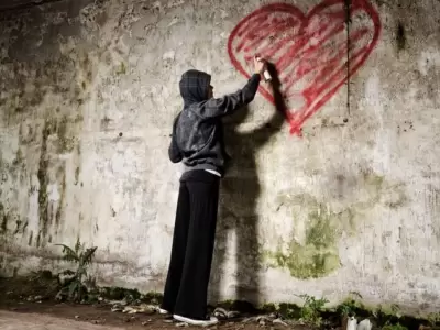 chico-pintando-corazon-pared