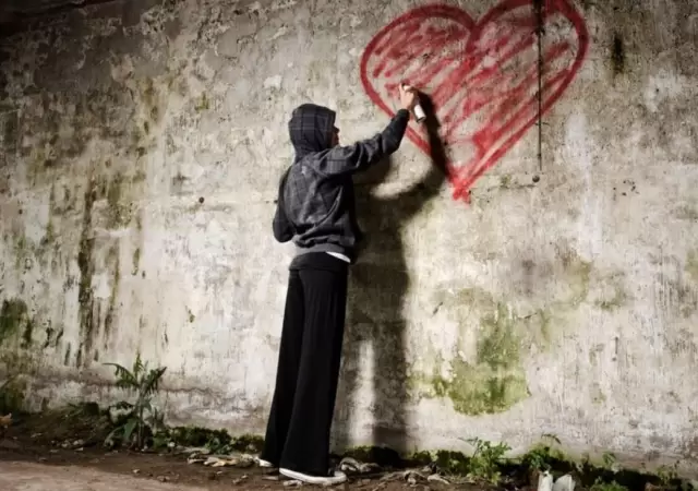 chico-pintando-corazon-pared