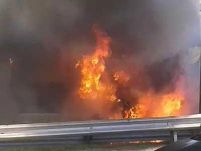 susto-la-au-25-mayo-incendio-destruyo-un-micro-pasajeros-foto-3