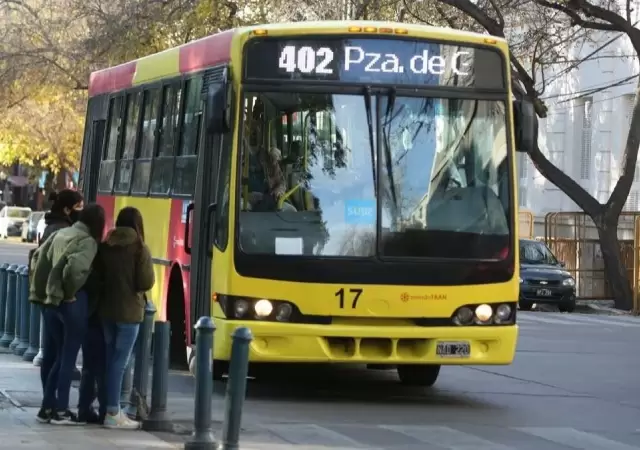 El pasaje de colectivo, a 1.000 pesos.