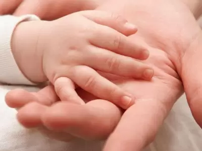 por-que-no-tocar-manos-del-bebe-png.