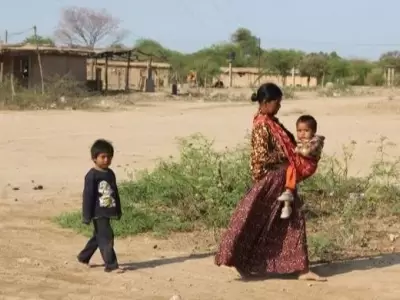 mujer-wichi-jutno-a-sus-hijos-en-jpg.