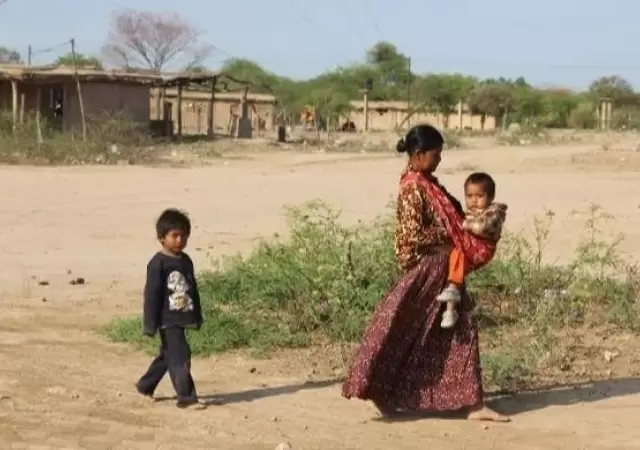 mujer-wichi-jutno-a-sus-hijos-en-jpg.