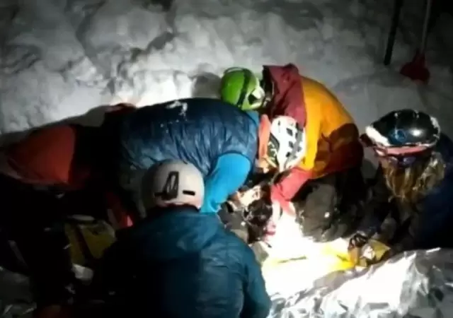 perro-tango-avalancha-rescate-png.