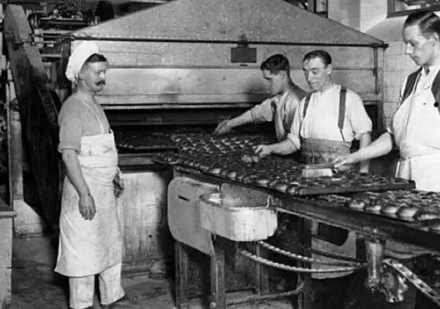 inmigrantes-italianos-panaderia-en-la-decada-de-1920-png.