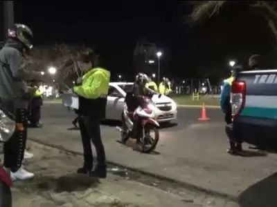 policia-transito-la-plata-borracho-novia-video-jpg.