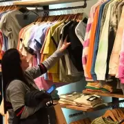 La ropa en Argentina está hasta un 118% más cara que en países vecinos