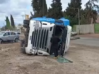 Un cami�n volc� en la Ruta 7 luego de chocar con un auto municipal