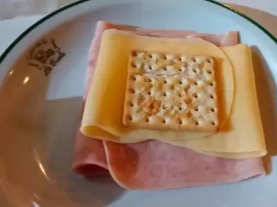 galleta-con-jamon-y-queso-jpg.