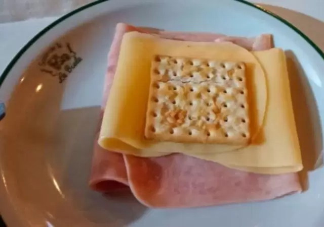 galleta-con-jamon-y-queso-jpg.