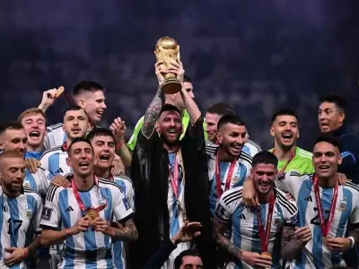 messi-levantando-la-copa-jpg.