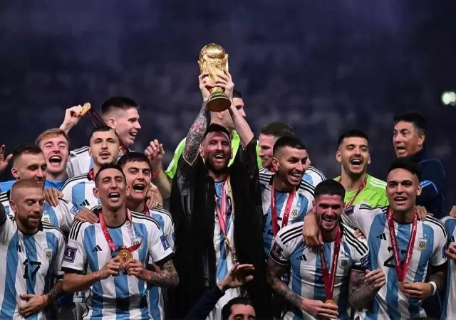 messi-levantando-la-copa-jpg.