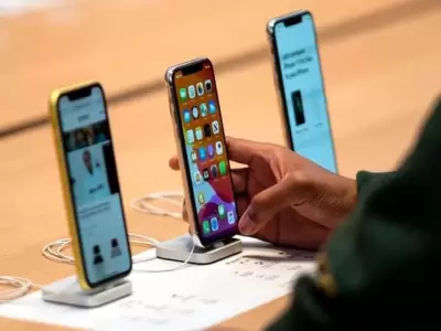 Los celulares duplican el precio respecto a pases vecinos