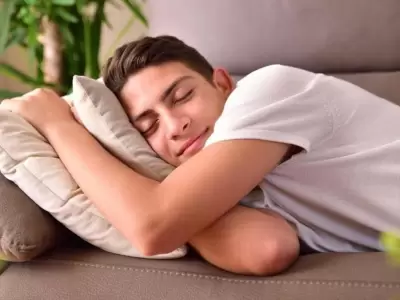 joven-durmiendo-en-el-sofa-jpg.