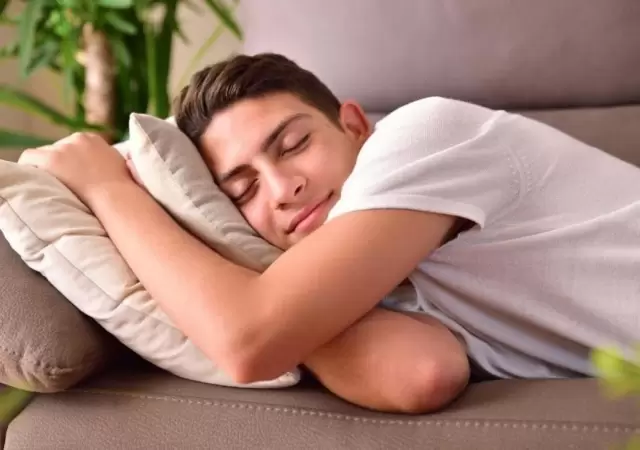 joven-durmiendo-en-el-sofa-jpg.