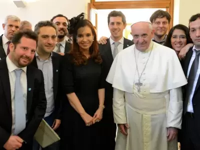 cristina-kirchner-y-comitiva-con-el-papa-francisco-jpg.
