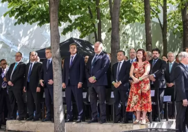 funcionarios-embajada-jpg.