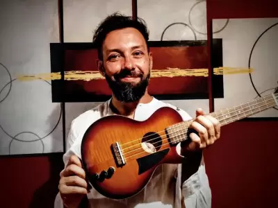 yoya-guitarrita-sonrisa-jpg.