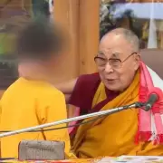 Dalai Lama se disculpó por pedirle a un nene que le 'chupe' la lengua