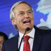 Compras más caras: El "Efecto Kast" encarecería Chile $45 por cada $1.000 pesos chilenos