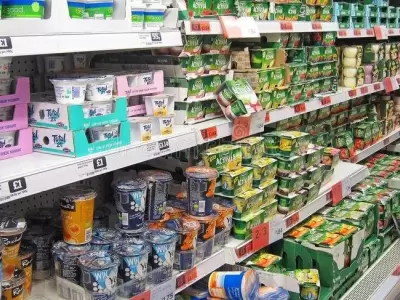 yogures-en-un-estante-de-una-tienda-33205294-jpg.