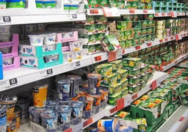 yogures-en-un-estante-de-una-tienda-33205294-jpg.