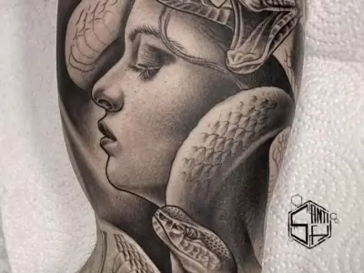 mejores-tatuajes-de-realismo-tatuaje-de-medusa-tattoo-studio-tatuaje-realista-tattoo-en-brazo-tatuaje-para-hombre-tatuaje-grande-scaled-jpg.