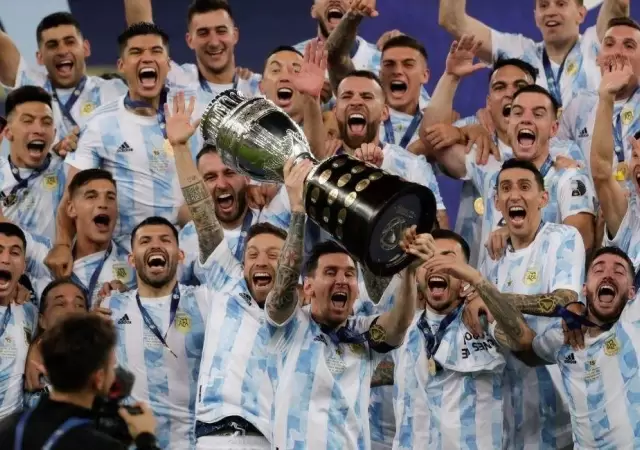 seleccion-argentina-su-celebracion-tras-levantar-la-copa-america-933502-jpg.