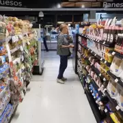 Según el Indec, las ventas en autoservicios y supermercados mayoristas continúan en caída