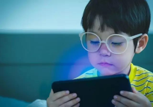 Las pantallas no solamente afectan el desarrollo cognitivo de los ni�os, sino que adem�s potencia la miop�a infantil.