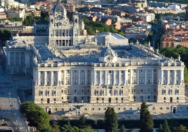 palacio-real-de-madrid-julio-2016-cropped-jpg.