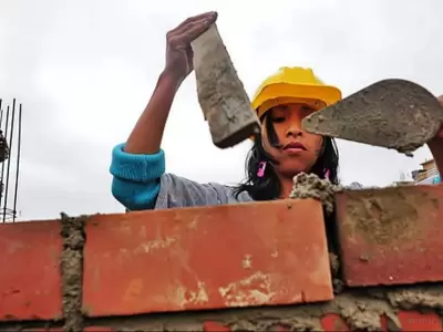 mujeres-construccion-casas-argentina-png.
