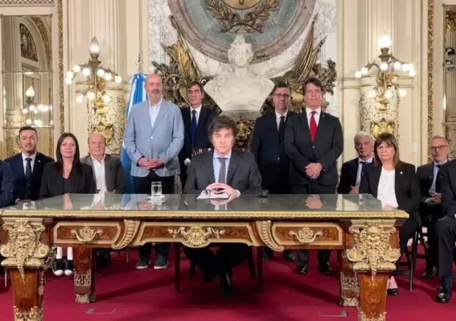 javier-milei-y-ministros-jpg.