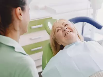 mujer-mayor-tratamiento-dental-consultorio-dentista-mujer-siendo-tratada-dientes-jpg.