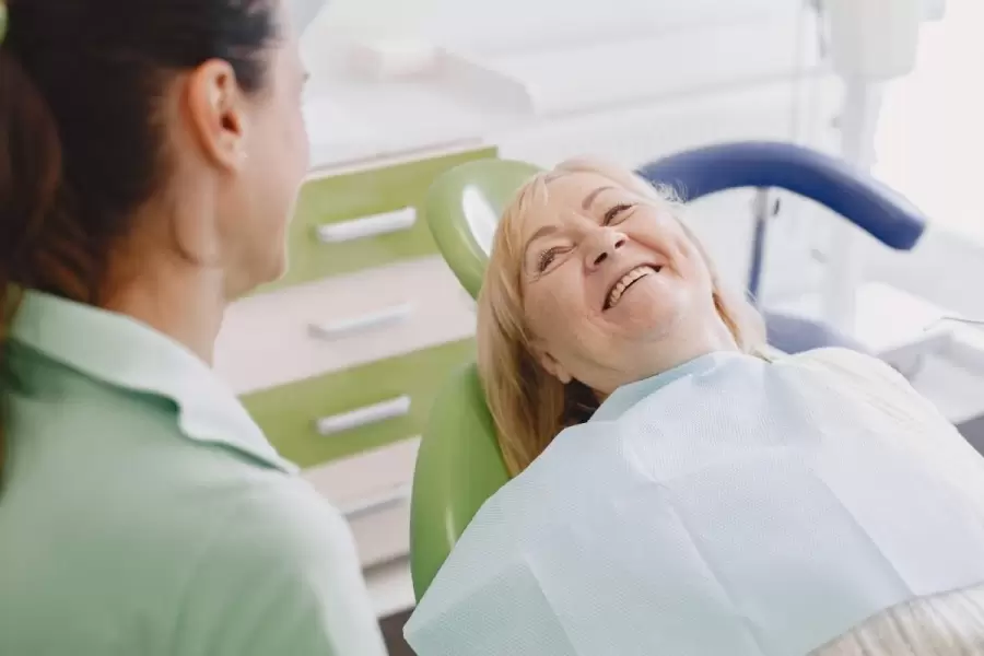 mujer-mayor-tratamiento-dental-consultorio-dentista-mujer-siendo-tratada-dientes-jpg.