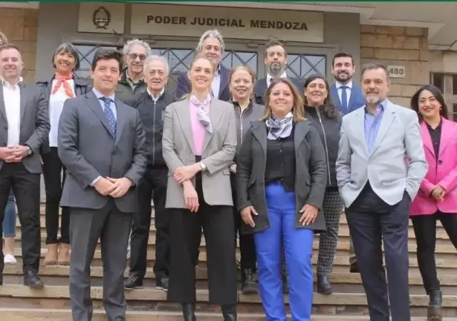 siempre-comprometidos-con-los-valores-y-las-necesidades-de-todos-los-profesionales-del-derecho-en-mendoza-participa-veni-a-votar-y-ayudanos-a-cambiar-