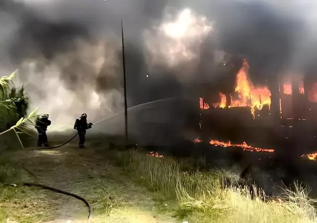 bomberos-combatiendo-el-fuego-jpg.