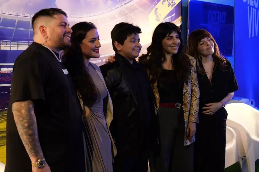 Diego Junior, Jana, Dieguito Fernando, Gianinna y Dalma Maradona, reunidos para homenajear al Diez.