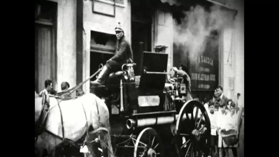 Un antiguo carro de bomberos.