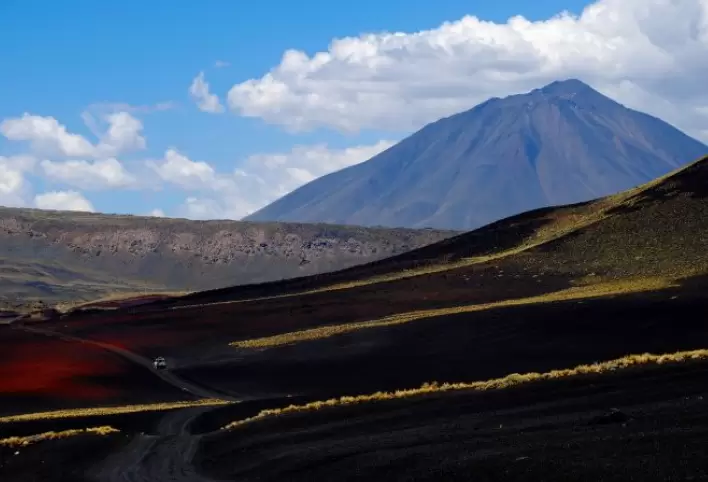 Los volcanes que se encuentran en la Payunia son los principales responsables del color y las formas de este imponente paisaje.