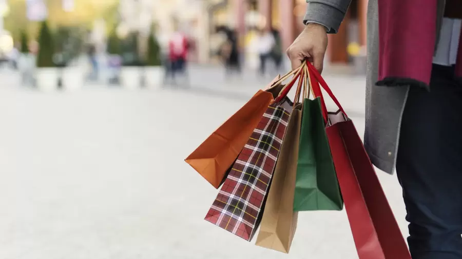 persona-cargando-bolsas-de-compras