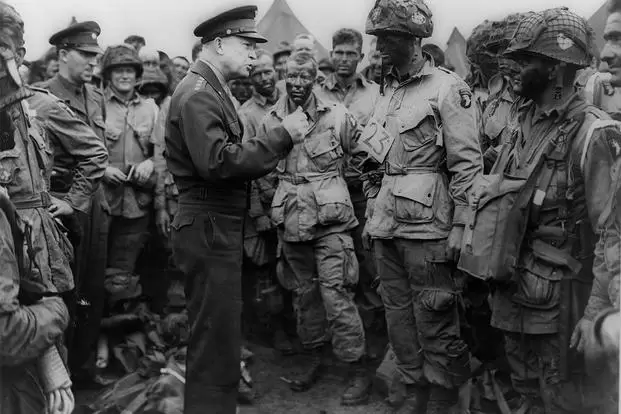 El comandante Eisenhower junto a un grupo de paracaidistas en una imagen previa al Da "D".