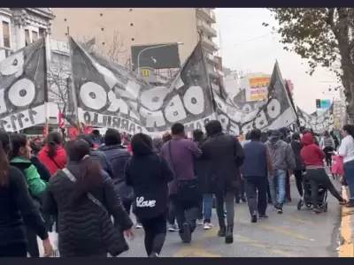 Movimientos sociales caminando por las calles de Buenos Aires.
