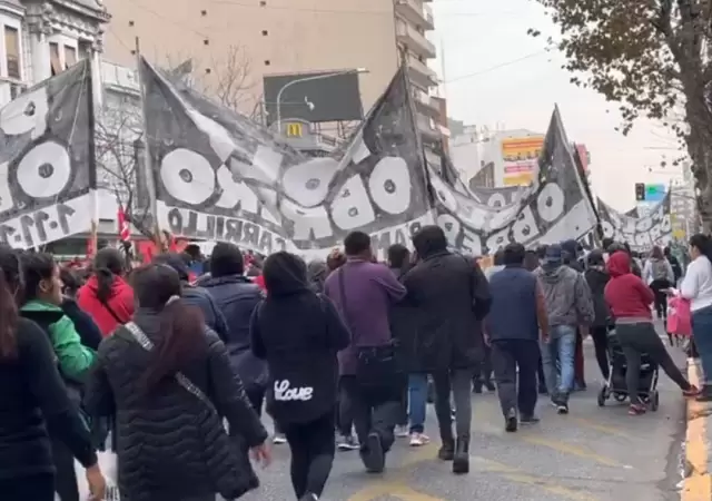 Movimientos sociales caminando por las calles de Buenos Aires.