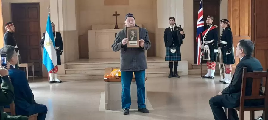 Alejandro Pow, hijo de un voluntario argentino que pele� en la Royal Navy el "D�a D".