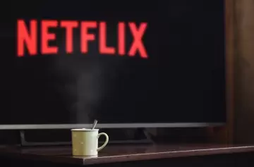 Foto De La Taza Cerca Del Televisor De Pantalla Plana